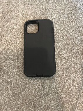 Black otterbox phone case iPhone13